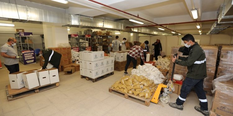 Gönülden bağışlanıyor, gönüllüler paketliyor