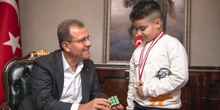 Matematikte dünya birincisi Ömer Erken, Başkan Seçer’le buluştu