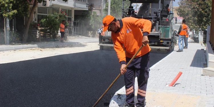 Erdemli’de asfalt çalışmaları sürüyor