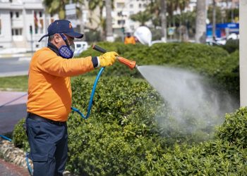 Vatandaşların yoğun kullandığı yerlerde ilaçlama çalışmaları hız kazandı
