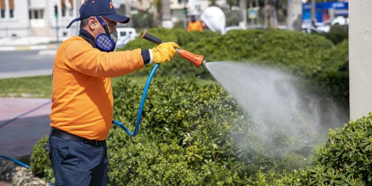 Vatandaşların yoğun kullandığı yerlerde ilaçlama çalışmaları hız kazandı