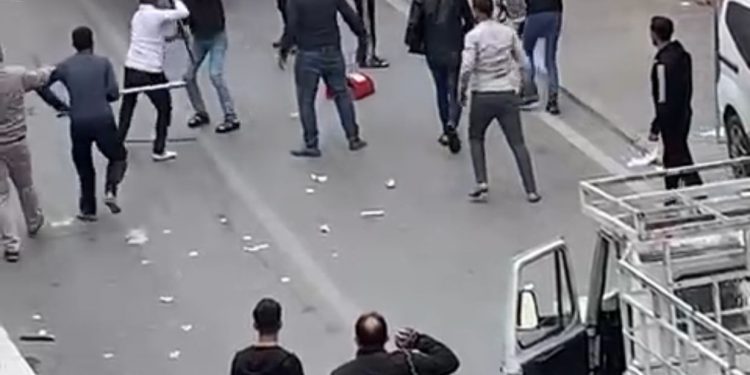 İki grup birbirine demir sopalarla saldırdı