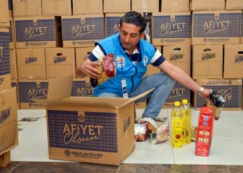 Yenişehir Belediyesinin gıda kolisi yardımı devam ediyor