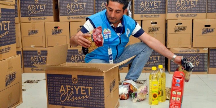 Yenişehir Belediyesinin gıda kolisi yardımı devam ediyor