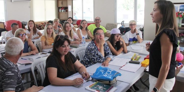 Mezitli’de yaşayan Ukraynalılar Türkçe Öğreniyor