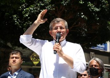 Davutoğlu Mersin’den iktidara yüklendi: “Erdoğan ve Soylu istifa etmeli”