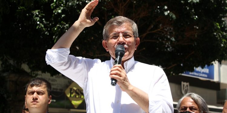 Davutoğlu Mersin’den iktidara yüklendi: “Erdoğan ve Soylu istifa etmeli”