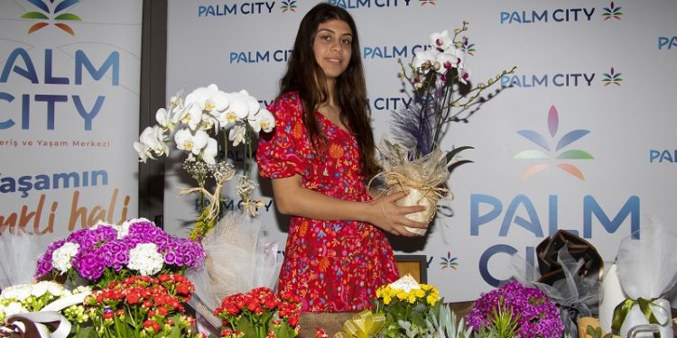 Kadın üreticilerin binbir renkte çiçeği anneler günü için stantlarda