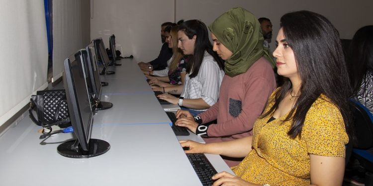 Gençler kariyer merkezi ile iş hayatına hazırlanıyor