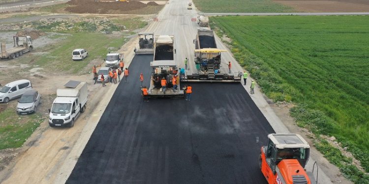 Ticari alanlarda yol yenileme çalışmaları sürüyor