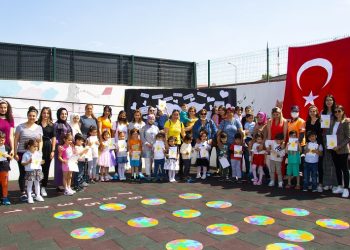 Minik öğrenciler anneleri için şiir okudu, hediyeler verdi