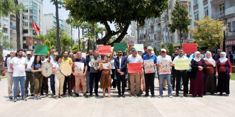 Sanatçılardan tiyatro yasağına tepki