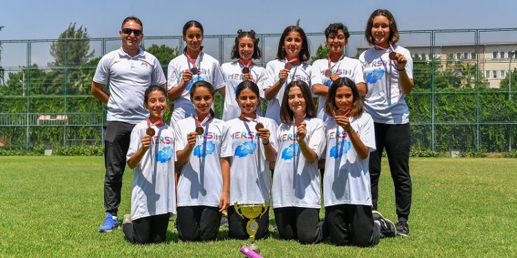 Kır Çiçekleri başarıdan başarıya koşuyor