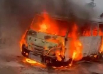 Tarsus’ta tarım işçilerini taşıyan servis aracı yandı