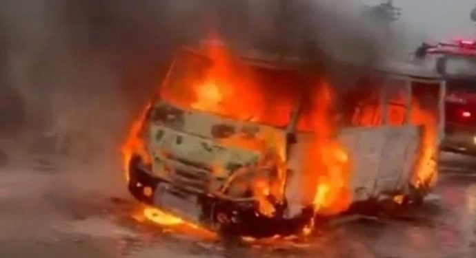 Tarsus’ta tarım işçilerini taşıyan servis aracı yandı