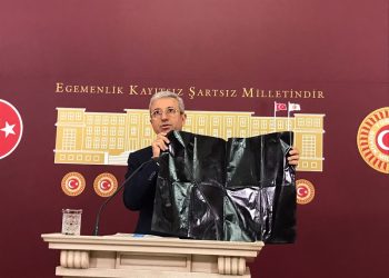CHP’li Antmen’den siyah gazeteli protesto