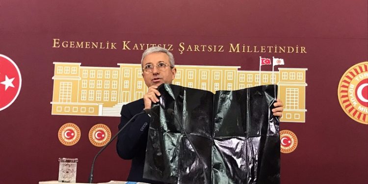 CHP’li Antmen’den siyah gazeteli protesto