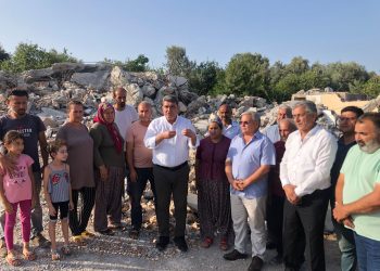  Mersin’de çiftçilerin evleri başlarına yıkıldı