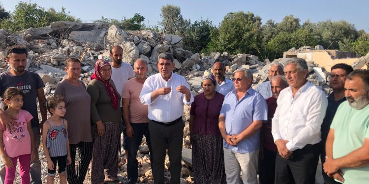 Mersin’de çiftçilerin evleri başlarına yıkıldı