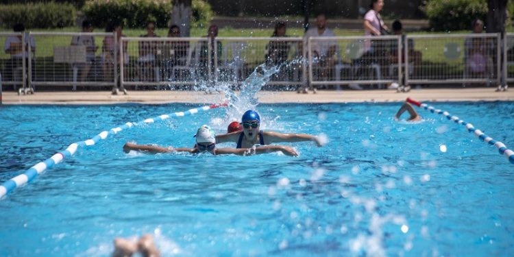 Büyükşehir’in ücretsiz yüzme kursları başladı