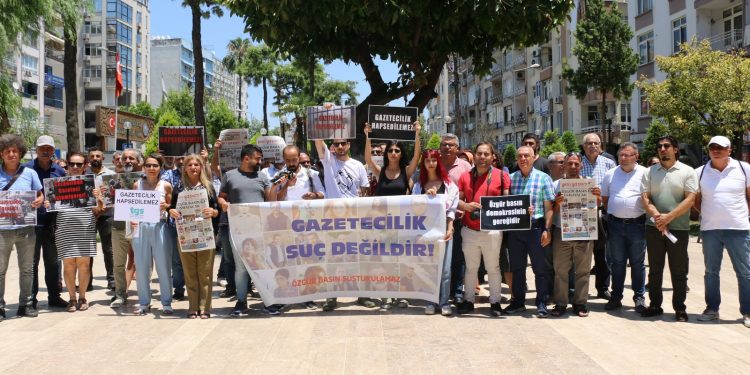 ‘Sansür yasası’ ertelendi