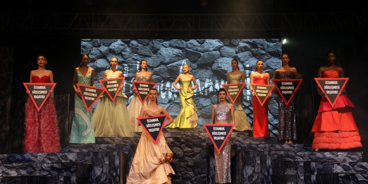  “Güneş” defilesinde ‘İstanbul Sözleşmesi Yaşatır” dövizleri