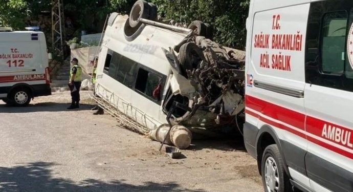 Tarım işçilerini taşıyan minibüste kaza: 4’ü ağır, 27 ağır yaralı