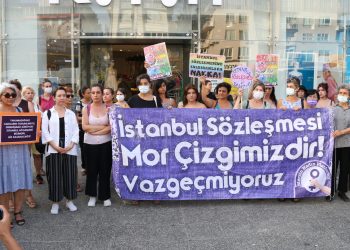 Danıştay kararına karşı  kadınlar sokakta haykırdı: İstanbul Sözleşmesinden vazgeçmiyoruz