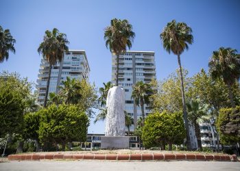 Müfide İlhan heykeline saldırı