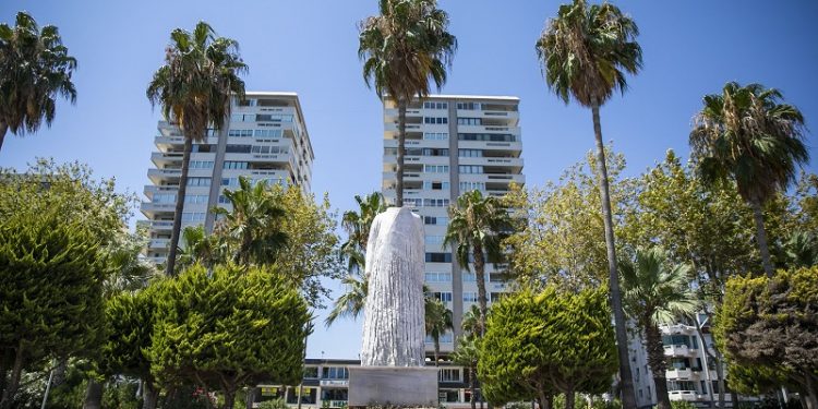 Müfide İlhan heykeline saldırı