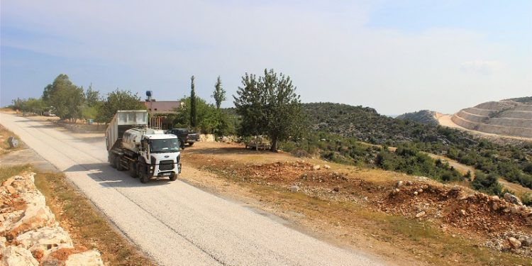Silifke’de 3 bin 700 metrelik yol yenilendi 