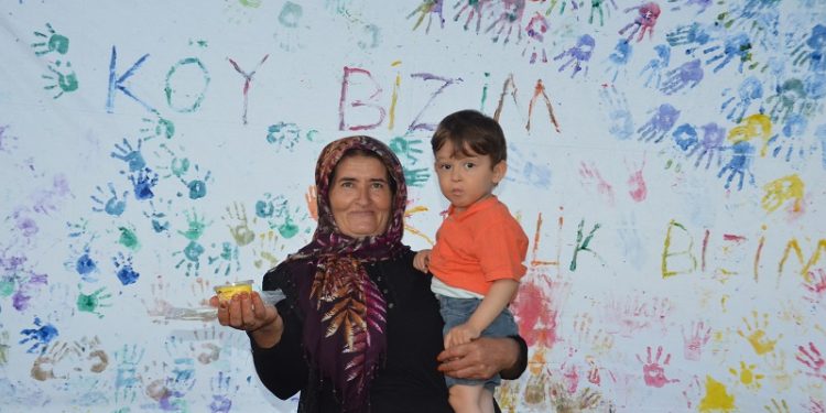 Köy şenliklerinde hem çocuklar, hem de büyükler eğleniyor