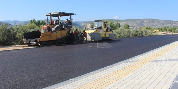 Silifke gazi mahallesi sıcak asfalt ile tanıştı