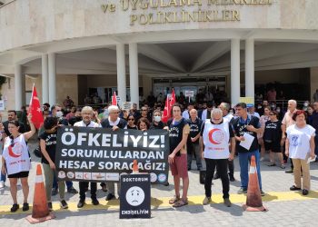 Sağlık emekçilerinin iş bırakma eylemi sürüyor