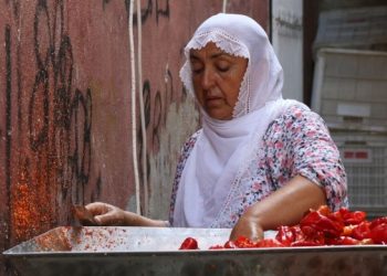 Mersin’de ev yapımı biber salçası mesaisi başladı