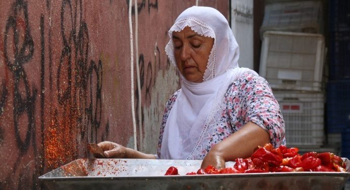 Mersin’de ev yapımı biber salçası mesaisi başladı