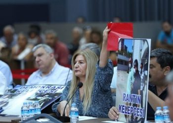 HDP’li Meclis üyesi Kuş’tan kırmızı kartlı protesto