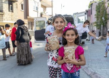 Büyükşehir belediyesi çocuklara çikolatalı kek ve limonata dağıtıyor
