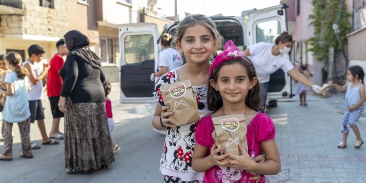 Büyükşehir belediyesi çocuklara çikolatalı kek ve limonata dağıtıyor
