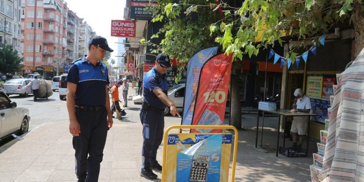 Toroslar zabıtasından kaldırım işgali denetimi