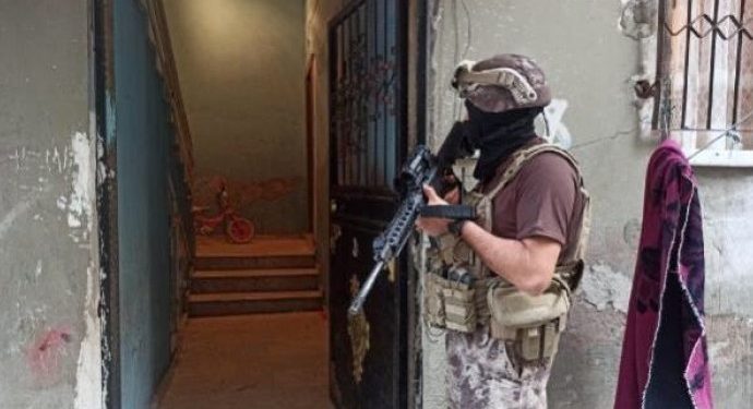 Mersin’de belediye personeli 10 kişi gözaltına alındı