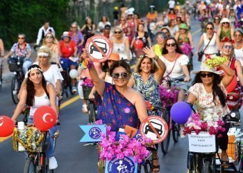 Süslü kadınlar temiz ulaşım için pedal çevirdi