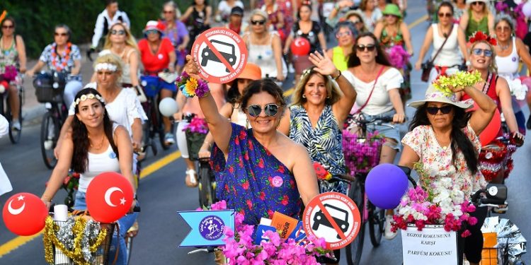 Süslü kadınlar temiz ulaşım için pedal çevirdi