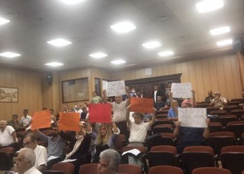 Akdeniz Belediyesi meclis toplantısında gerginlik