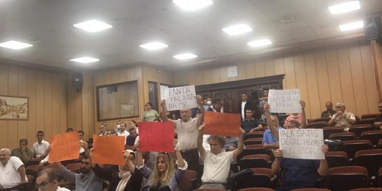 Akdeniz Belediyesi meclis toplantısında gerginlik