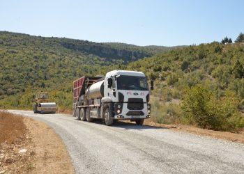 Kırsal mahallelerde asfaltlama çalışmaları sürüyor