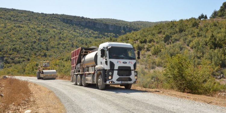 Kırsal mahallelerde asfaltlama çalışmaları sürüyor