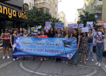 Mersin’de kadınlar Amini için sokaktaydı
