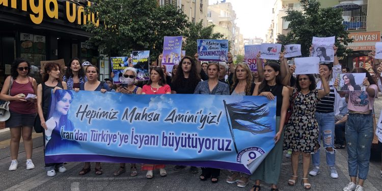 Mersin’de kadınlar Amini için sokaktaydı