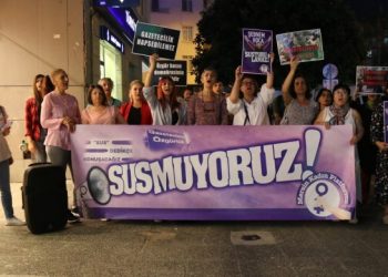 Mersin’de kadınlar Fincancı ve 11 gazeteci için alandaydı